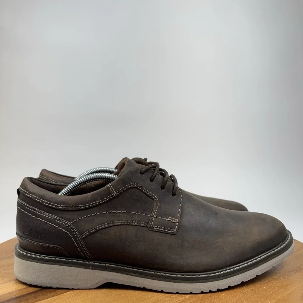 New NWOB Mens Clarks Monahan Brown Beeswax Leather Plain Toe Oxfords Size 11.5 M